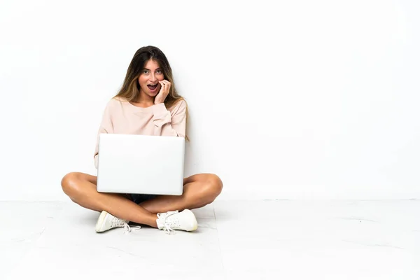 Giovane Donna Con Computer Portatile Seduto Sul Pavimento Isolato Sfondo — Foto Stock