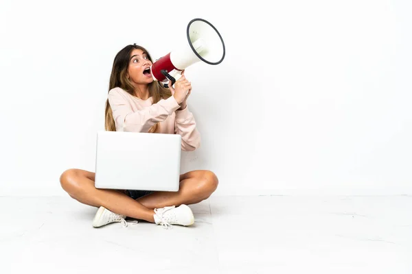 Jonge Vrouw Met Een Laptop Zitten Vloer Geïsoleerd Witte Achtergrond — Stockfoto