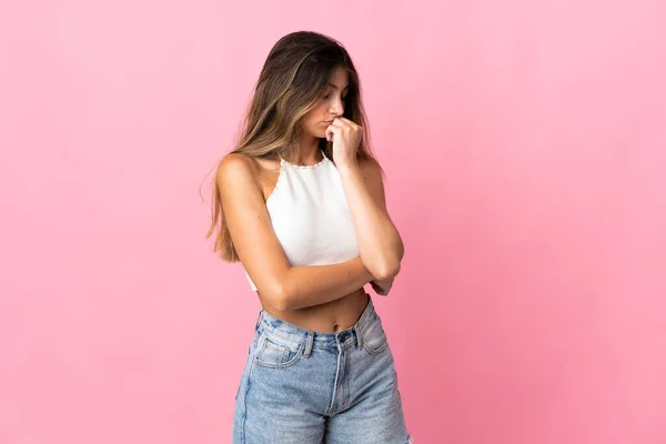 Jeune Femme Caucasienne Isolée Sur Fond Rose Ayant Des Doutes — Photo