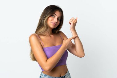 Beyaz arka planda izole genç beyaz kadın geç kalma jesti yapıyor