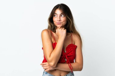 Beyaz arka planda izole edilmiş beyaz bir kadın var.