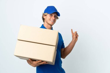 Teslimatçı beyaz arka planda geriye doğru işaret ediyor.