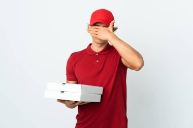 İzole edilmiş beyaz arka planda pizza dağıtan adam gözleri elleriyle kapatıyor. Bir şey görmek istemiyorum.