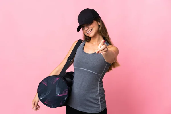 Junge Sportlerin Mit Sporttasche Isoliert Auf Rosa Hintergrund Zeigt Vorne — Stockfoto