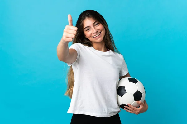 Молода Біла Жінка Ізольована Синьому Фоні Футбольним Ячем Великим Пальцем — стокове фото