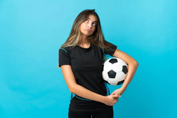 Ung Fotbollsspelare Kvinna Isolerad Blå Bakgrund Och Tittar Upp — Stockfoto