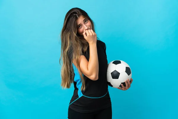 Młoda Piłkarz Kobieta Odizolowany Niebieskim Tle Mając Wątpliwości — Zdjęcie stockowe
