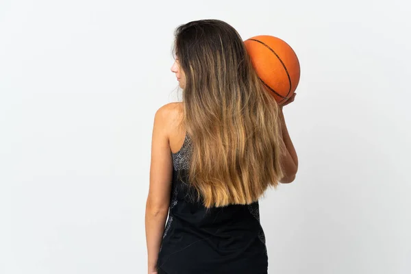 Молодая Белая Женщина Белом Фоне Играет Баскетбол Задней Позиции — стоковое фото