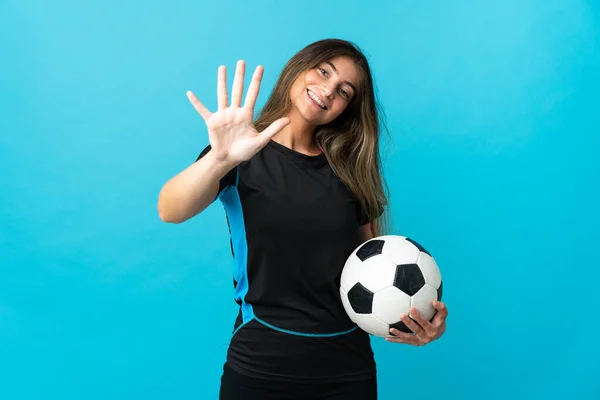 Młody Piłkarz Kobieta Odizolowany Niebieskim Tle Licząc Pięć Palcami — Zdjęcie stockowe