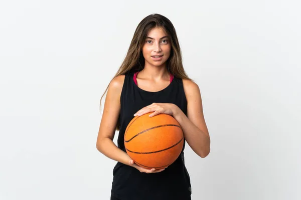 Jonge Kaukasische Vrouw Geïsoleerd Witte Achtergrond Spelen Basketbal — Stockfoto