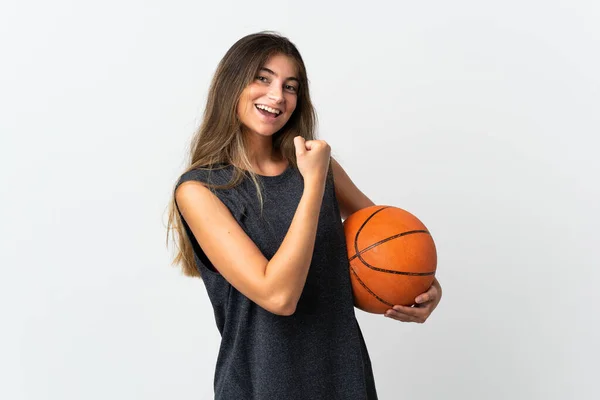 Jonge Vrouw Spelen Basketbal Geïsoleerd Witte Achtergrond Vieren Een Overwinning — Stockfoto