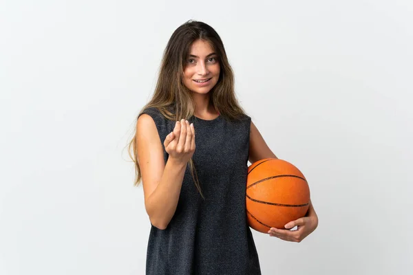 Молода Жінка Грає Баскетбол Ізольовано Білому Тлі Запрошуючи Прийти Рукою — стокове фото