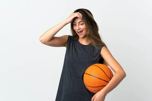 Jovem Mulher Jogando Basquete Isolado Fundo Branco Fazendo Gesto Surpresa — Fotografia de Stock