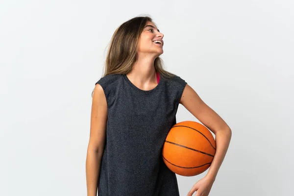 Молода Жінка Грає Баскетбол Ізольовано Білому Тлі Сміється — стокове фото