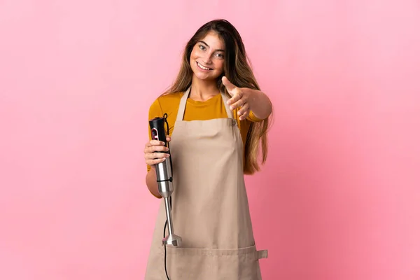 Jonge Chef Kok Vrouw Met Behulp Van Hand Blender Geïsoleerd — Stockfoto