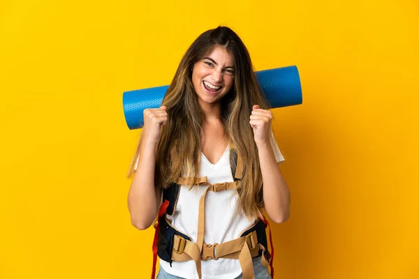 Joven Montañista Con Una Gran Mochila Aislada Sobre Fondo Amarillo —  Fotos de Stock