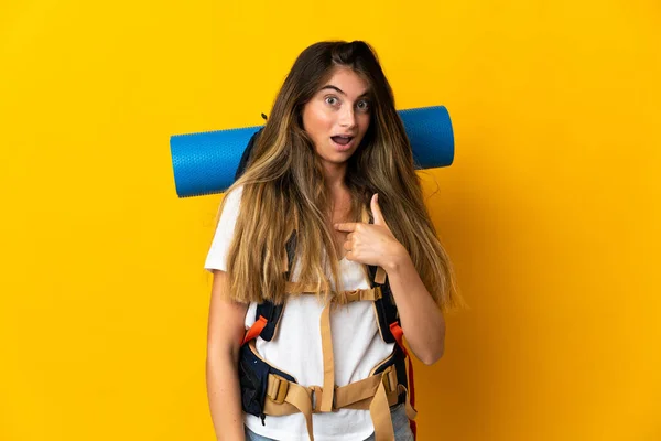 Νεαρή Ορειβάτισσα Γυναίκα Μεγάλο Σακίδιο Που Απομονώνεται Κίτρινο Φόντο Έκφραση — Φωτογραφία Αρχείου