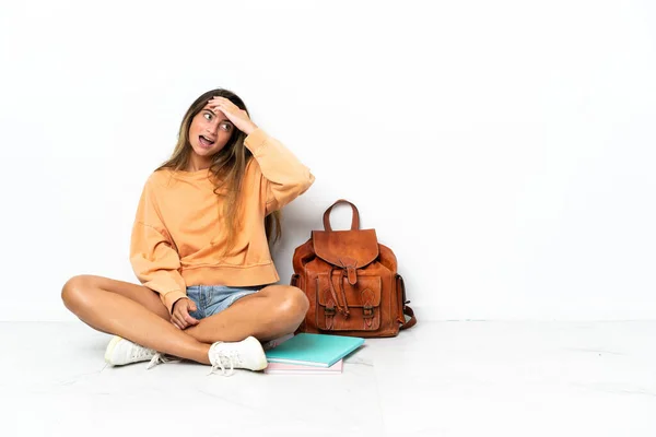 Joven Estudiante Sentada Suelo Con Portátil Aislado Sobre Fondo Blanco — Foto de Stock