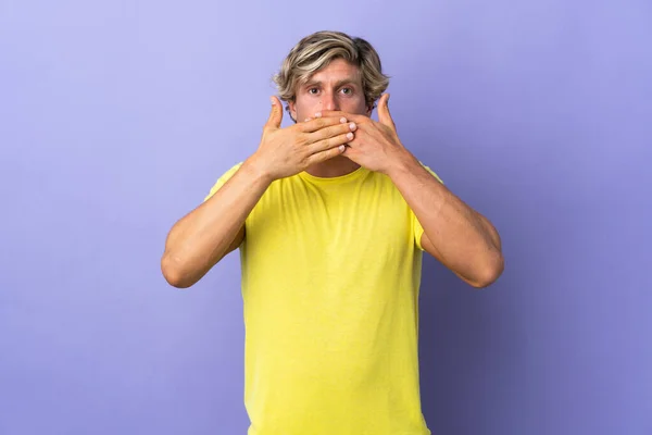 Angielski Człowiek Nad Odizolowanym Fioletowy Tło Obejmujące Usta Rąk — Zdjęcie stockowe