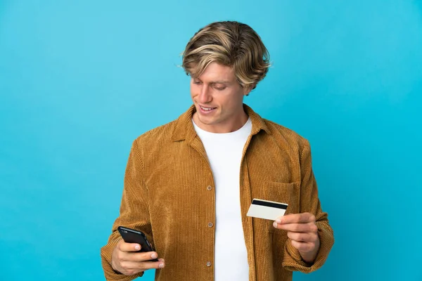 Angol Férfi Elszigetelt Kék Háttér Vásárlás Mobil Egy Hitelkártya — Stock Fotó