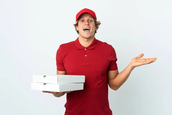 Homem Entrega Pizza Sobre Fundo Branco Isolado Com Expressão Facial — Fotografia de Stock