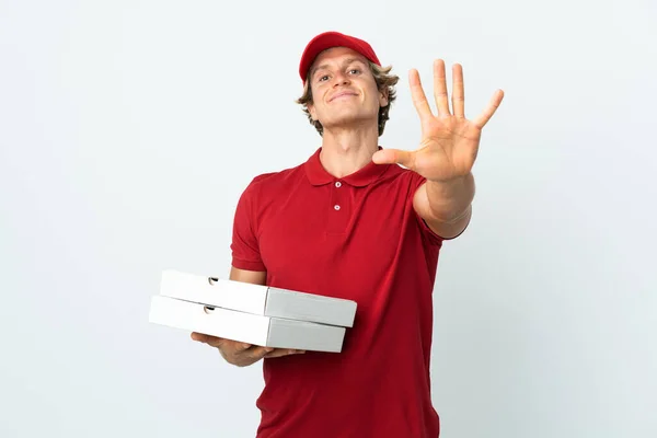 ピザ配達の男が白い背景に5本指で数える — ストック写真
