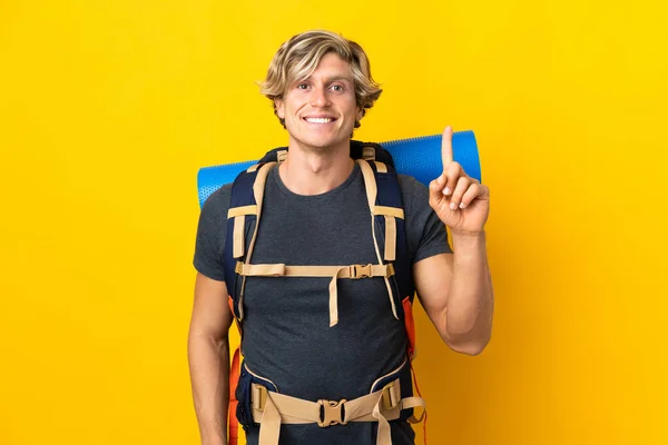 Mladý Horolezec Muž Přes Izolované Žluté Pozadí Ukazuje Skvělý Nápad — Stock fotografie