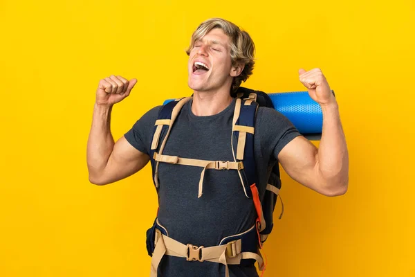 Junger Bergsteiger Vor Isoliertem Gelben Hintergrund Feiert Einen Sieg — Stockfoto