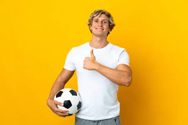 Английский Футболист Изолированном Жёлтом Фоне Показывая Большой Палец Вверх — стоковое фото