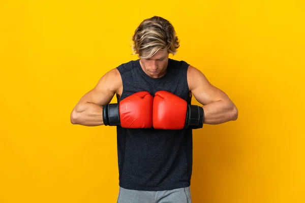 Inglese Uomo Isolato Sfondo Giallo Con Guanti Boxe — Foto Stock