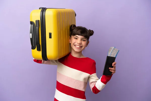 Kleines Kaukasisches Mädchen Isoliert Auf Lila Hintergrund Urlaub Mit Koffer — Stockfoto