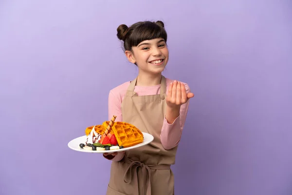 Menina Caucasiana Segurando Waffles Isolados Fundo Roxo Convidando Para Vir — Fotografia de Stock