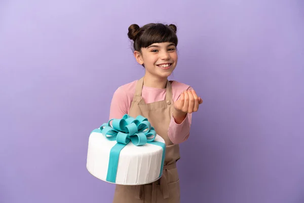 Gebäck Kleines Mädchen Mit Einem Großen Kuchen Isoliert Auf Lila — Stockfoto