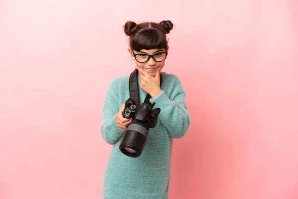 Pequeña Fotógrafa Aislada Sobre Fondo Rosa Pensando —  Fotos de Stock