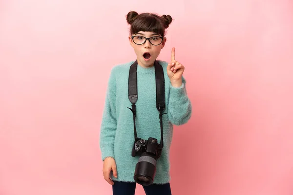 Niña Fotógrafa Aislada Sobre Fondo Rosa Con Intención Realizar Solución —  Fotos de Stock