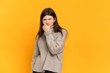 Sarı arka planda izole edilmiş genç Ukraynalı kızın şüpheleri var.