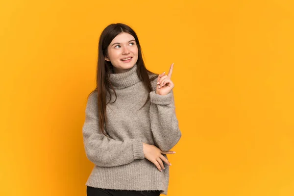 Menina Ucraniana Jovem Isolado Fundo Amarelo Apontando Para Cima Uma — Fotografia de Stock