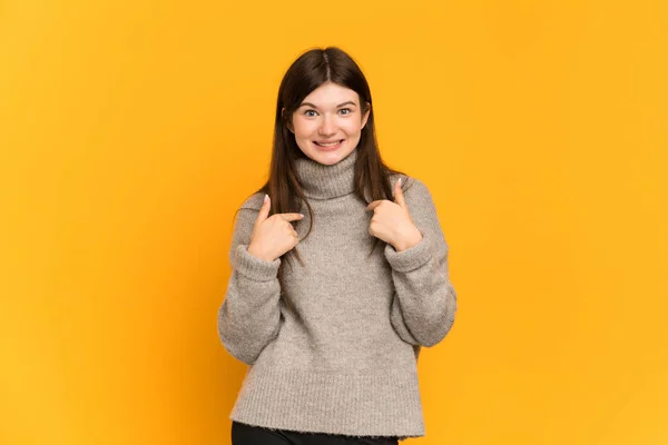 Mladá Ukrajinská Dívka Izolované Žlutém Pozadí Překvapivým Výrazem Obličeje — Stock fotografie