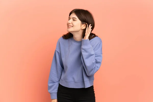 Joven Ucraniana Aislada Sobre Fondo Rosa Escuchando Algo Poniendo Mano —  Fotos de Stock