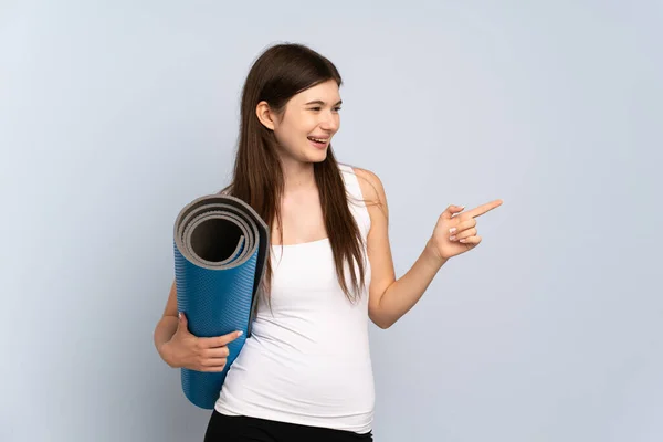 Ukraynalı Genç Sporcu Kız Yoga Derslerine Giderken Elinde Bir Hasırla — Stok fotoğraf