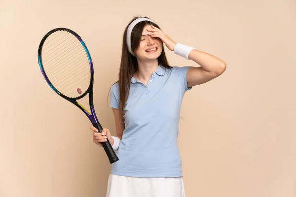 Fiatal Ukrán Lány Teniszező Felett Elszigetelt Fal Mosolygós Sokat — Stock Fotó