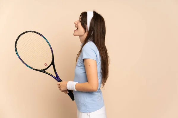 若いですウクライナの女の子テニス選手以上隔離された壁笑いで横位置 — ストック写真
