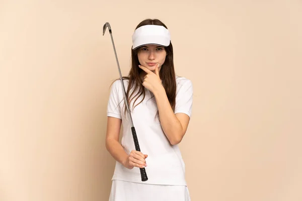 Joven Ucraniano Golfista Chica Aislado Beige Fondo Pensamiento — Foto de Stock