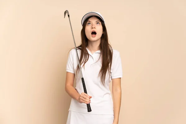 Joven Chica Golfista Ucraniana Aislada Sobre Fondo Beige Mirando Hacia — Foto de Stock