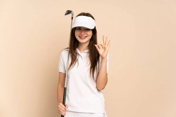 Junge Ukrainerin Isoliert Auf Beigem Hintergrund Golf Spielen Macht Zeichen — Stockfoto