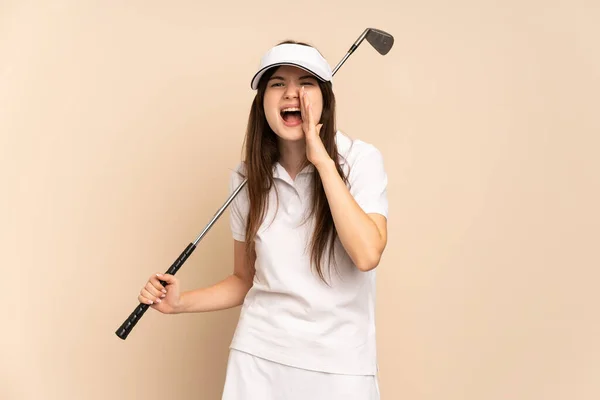Junge Ukrainische Mädchen Isoliert Auf Beigem Hintergrund Golf Spielen Und — Stockfoto