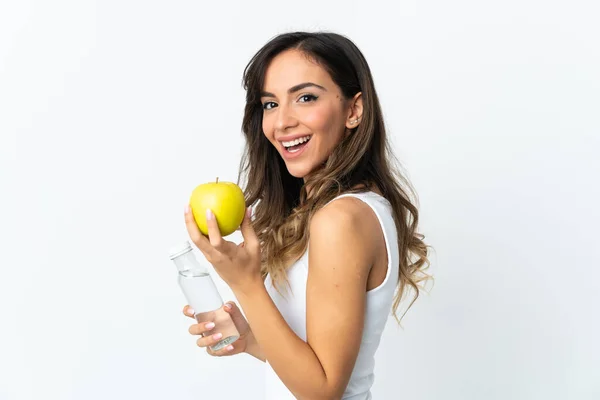 年轻的高加索女人用苹果和一瓶水隔离在白色的背景上 — 图库照片