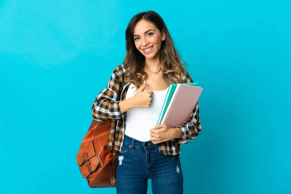 Joven Estudiante Aislada Sobre Fondo Azul Dando Gesto Hacia Arriba —  Fotos de Stock