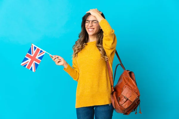 Młoda Latynoska Kobieta Trzymająca Flagę Zjednoczonego Królestwa Odizolowaną Niebieskim Tle — Zdjęcie stockowe