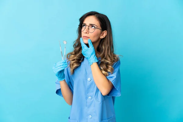 Zahnärztin Die Werkzeuge Über Isoliert Auf Blauem Hintergrund Hält Hat — Stockfoto